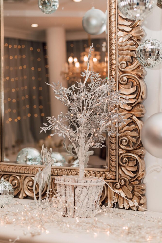 Elegant Table Setting with Luxe Dinnerware