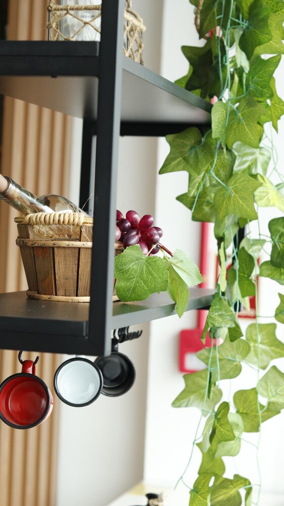 Suspendez des plantes aromatiques dans des pots émaillés