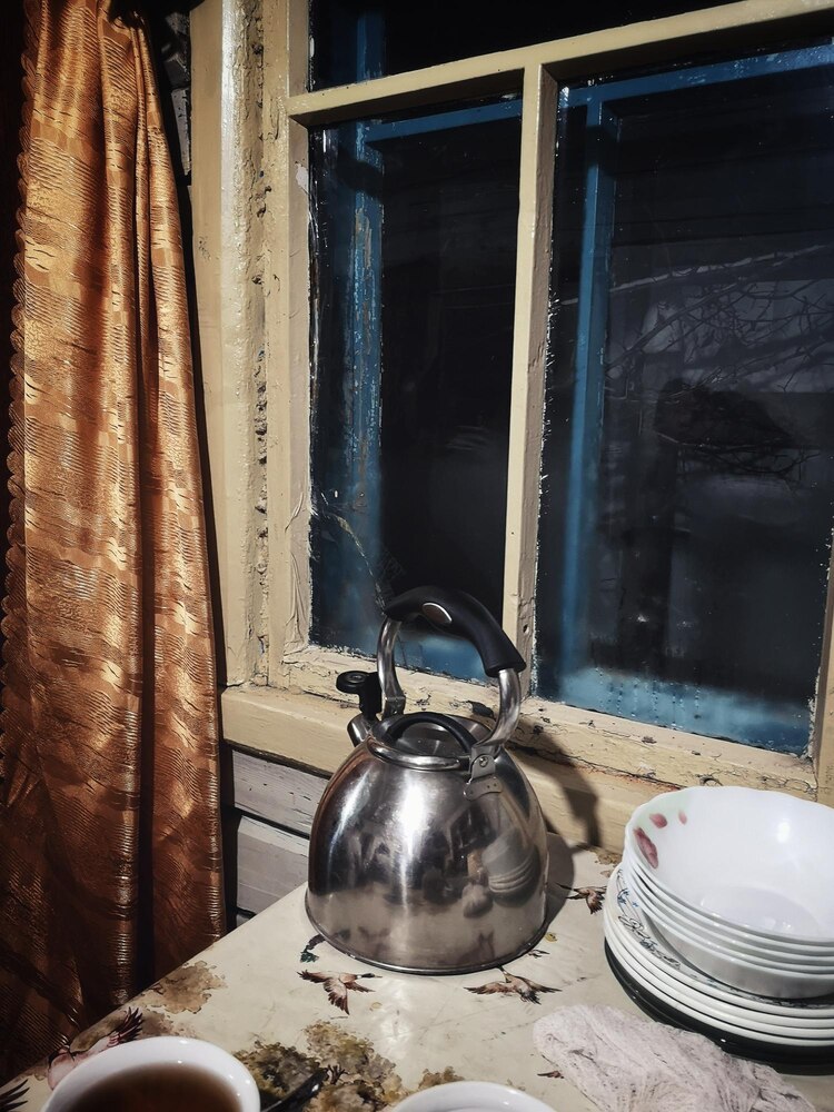 Exposez votre vaisselle vintage sur un vaisselier ouvert